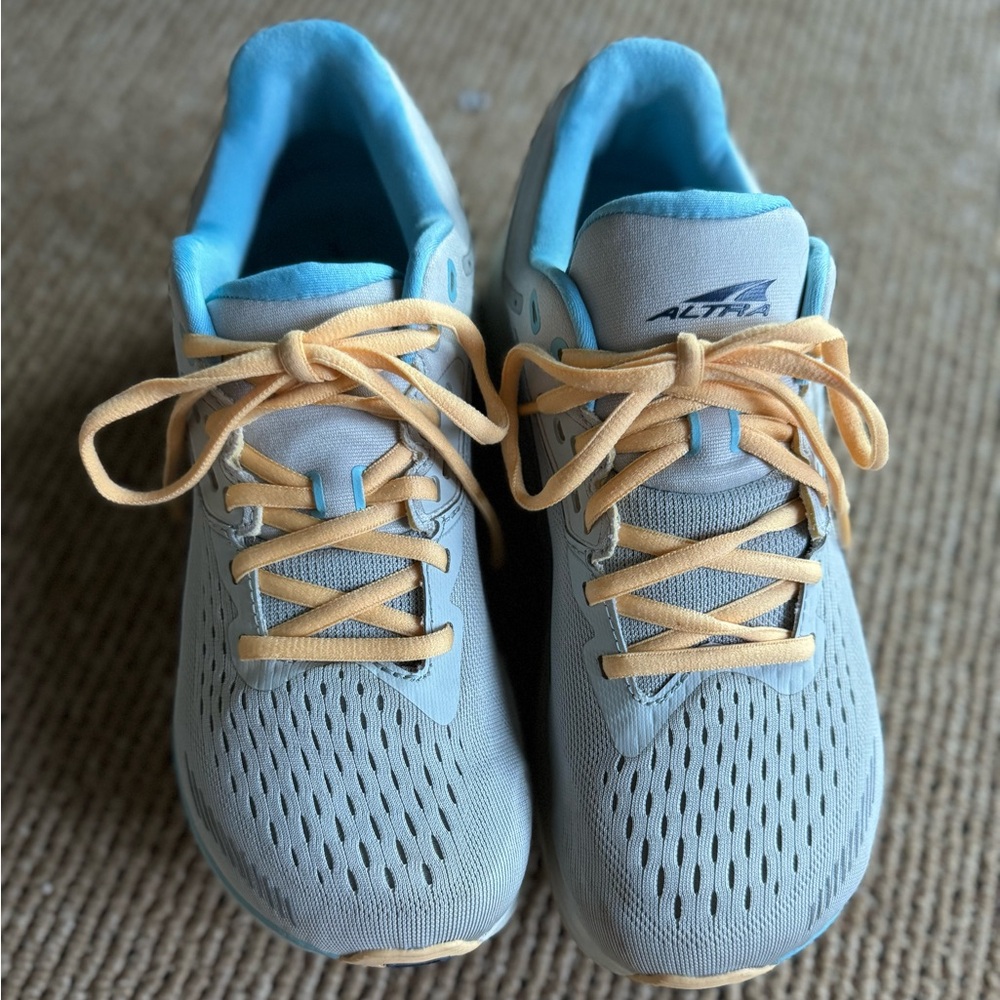 Women’s Altra Via Olympus Running Shoe Size 8.5